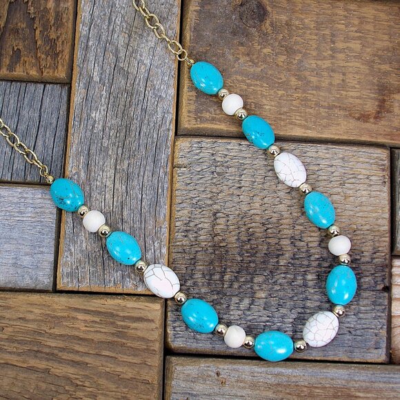 Turquoise and white stone bead necklace mixed with white wood and gold beads - Picture 11 of 12